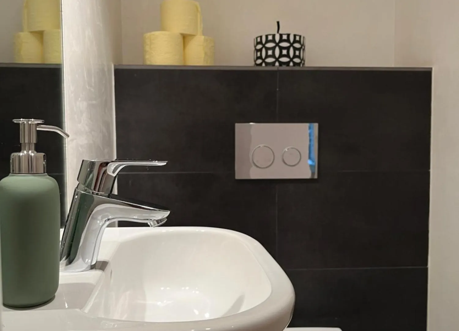 Quiet Apartment Next To Belvedere & Central Station Vienna Austria