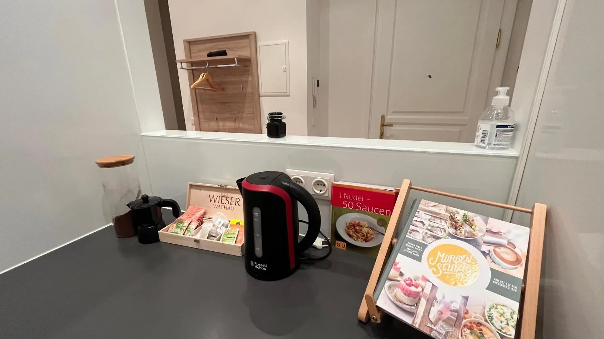 Quiet Apartment Next To Belvedere & Central Station Vienna Austria
